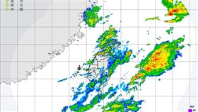 氣象局今（30）天午間發布即時天氣訊息指出，目前新竹至台中地區有較強對流雲系發展，請注意瞬間較大雨勢、雷擊及強陣風。