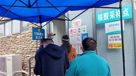 上海非封控區核酸檢測現人潮（2）上海在COVID-19疫情下，除了政府安排的全民核酸檢測，由於許多場所或行業都要求持有48小時核酸陰性報告，許多民眾都有自行付費檢測的需求。圖為當地一處社區衛生服務中心外，民眾等待做核酸檢測。中央社記者張淑伶上海攝  111年3月29日