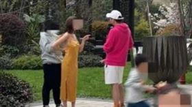 網美遭社區媽媽反彈穿得太清涼。（圖／翻攝自錢江晚報）