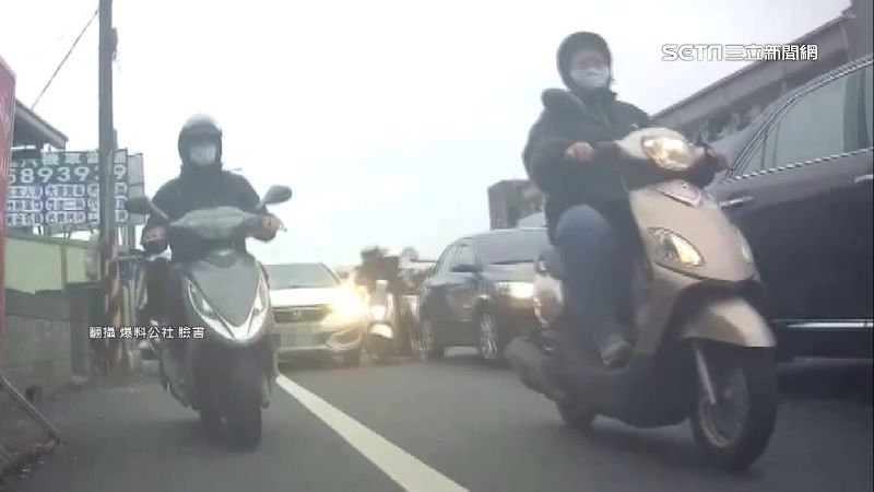 轎車被叭竟撞機車！撞完一次再撞一次