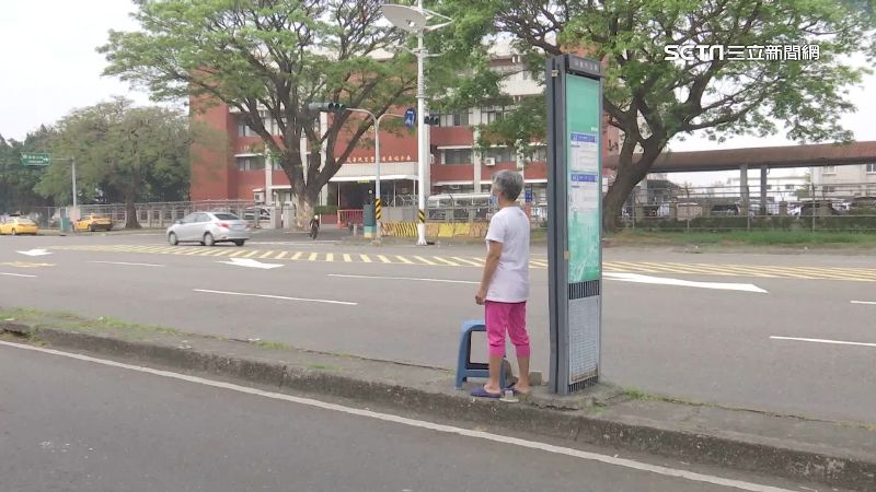 公車站竟在狹窄分隔島　民怨危險