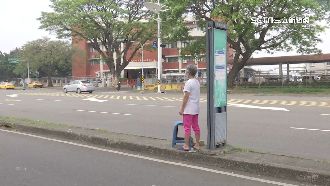 公車站竟在狹窄分隔島　民怨危險