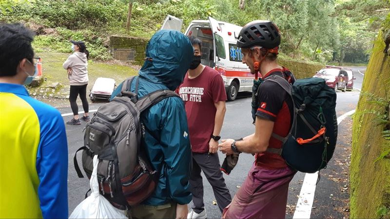 「跑山獸」擁抱蔡進國兒心疼喊：弟弟