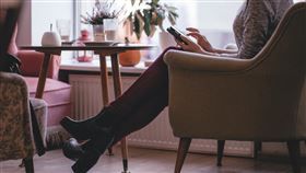 貴婦,男友媽,惹人厭,自傲,吃飯,約會,手機,示意圖/pixabay