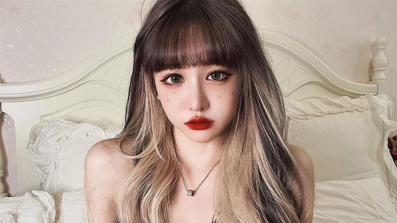 愛愛女王純欲襯衫回歸！狂吸萬人朝聖