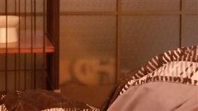 玻璃透出「斷頭白臉」！一看真相網笑翻：清明節快到了（圖／翻攝自@tsubasaISF推特）