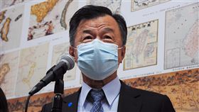 防中企挖角是否修港澳條例  邱太三：茲事體大針對政府是否將修訂港澳條例，以杜絕中國大陸企業藉港資身分來台挖角高科技人才，陸委會主委邱太三指，會與經濟部投審會商討加強審查；但修改港澳條例茲事體大，須再研議。圖為邱太三接受質詢前受訪。中央社記者沈朋達攝  111年3月23日