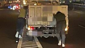 ▲台88快速道路2男子徒步推兩噸半貨車（圖／拖吊業者小葉提供）
