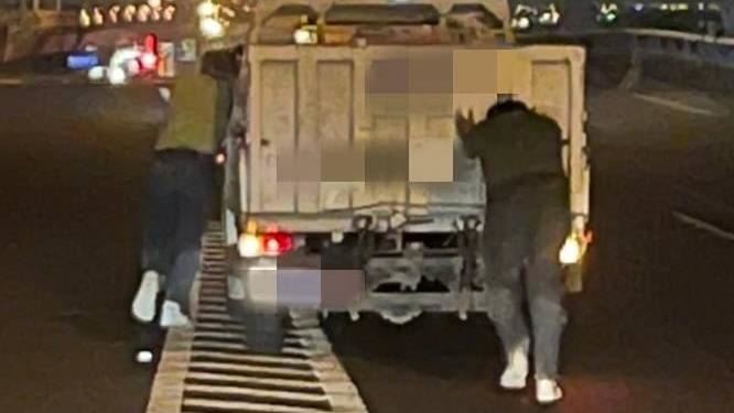 獨／快速道路2人推貨車！省錢不要命