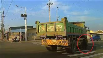 大貨車內輪差撞倒腳踏車　婦遭輾死亡