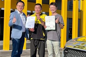 廖老大對決杰尼龜 高美濕地 風車大道 (圖／翻攝自高美濕地風車大道臉書)