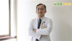 陳沂名醫師表示，腹主動脈瘤大於5公分就有破裂危險，需要手術處理或置放血管支架。