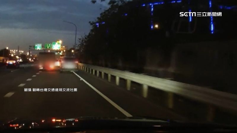 2車互不相讓！國道「玩命」狂切車道