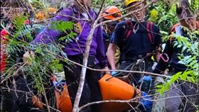 蔡進國遺體尋獲  搜救隊員運送下山和碩聯合科技公司前副總裁蔡進國26日前往新北市三峽滿月圓登山失聯，警消歷經74小時搜索，30日尋獲蔡進國遺體，搜救隊員將蔡進國遺體抬運下山。（民眾提供）中央社記者黃旭昇新北傳真  111年3月30日
