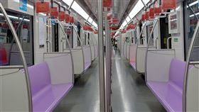 上海疫情蔓延  地鐵車廂空蕩蕩因為COVID-19疫情，上海在28日開始分批封控。未封控區儘管仍有地鐵行駛，但乘客相當少，接近終點站時尤其冷清，與過往下班時間人擠人的地鐵車廂迥然不同。圖為29日傍晚的上海地鐵10號線車廂。中央社記者張淑伶上海攝  111年3月30日