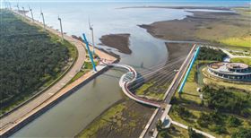 台中高美濕地風車大道，景觀橋斜張橋 (圖／翻攝自台中觀光旅遊網)