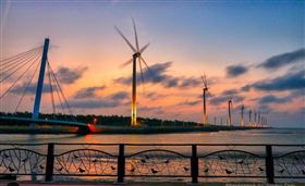 台中高美濕地風車大道，景觀橋斜張橋 (圖／翻攝自台中觀光旅遊網IG)