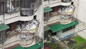 有網友分享，對面公寓的陽台堆滿垃圾與雜物。（圖／翻攝自爆廢公社公開版 臉書）