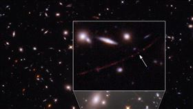 天文學家30日宣布，哈伯太空望遠鏡觀測到歷來最遙遠的恆星。（圖／翻攝自twitter.com/NASA）
