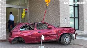 台東民眾因不滿保險公司理賠刻意刁難，31日特地以拖吊車將廢棄車輛擋在保險公司門口。 