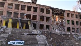 俄羅斯入侵烏克蘭以來，已有近一半的烏克蘭領土遭炸後受「汙染」。圖為因轟炸受損的中學。（圖／翻攝自維基百科，作者：Vasyatka1，CC BY-SA 4.0）