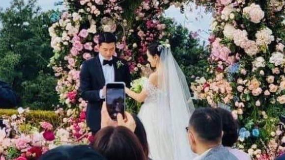 孫藝真女兒現身婚禮　孔曉振抱著見證