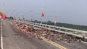 大量豬內臟掉落嘉義新港崙子橋阻礙交通