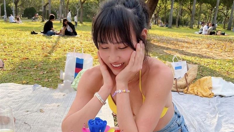 全明星女神公園穿比基尼　秀美胸辣翻