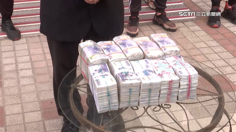 忽必烈抱千萬安撫　館長諷：在那邊演