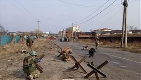 解放伊爾平！哈爾科夫81歲嬤成難民　跪地哭謝烏國士兵。烏克蘭戰略通信中心Telegram