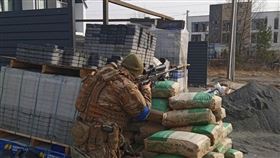 解放伊爾平！哈爾科夫81歲嬤成難民　跪地哭謝烏國士兵。烏克蘭戰略通信中心Telegram