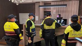 居隔男子偷跑外出打電動  警方依法告發桃園市一名居家隔離中的男子28日開車到新竹縣的電子遊戲場消費打電動，被竹北警分局員警發現，警方31日表示，現場規勸男子盡快返回居家隔離住所，同時也依法告發。圖為新竹縣警察局竹北分局針對轄區內特定娛樂場所、視聽歌唱業、電子遊戲場執行威力掃蕩臨檢。（警方提供）中央社記者郭宣(文三)傳真  111年3月31日