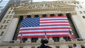 美股道瓊重挫550點  兩年來首度季線收黑美股3月31日殺尾盤，道瓊工業指數重挫550點，單季下跌4.6%，寫下兩年前COVID-19疫情爆發以來最糟單季表現。圖為紐約證券交易所。中央社記者尹俊傑紐約攝  111年4月1日