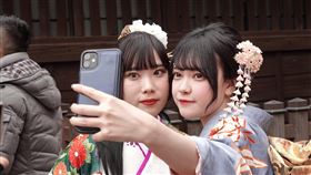 日本各地辦成年儀式  女孩盛裝打扮合影日本10日為今年滿20歲的新成人舉行成年儀式，許多女孩盛裝打扮，與好友合照，記錄人生重要時刻的美好回憶。中央社記者楊明珠東京攝  111年1月10日