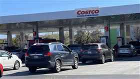 油價飆漲  美國好市多加油站大排長龍隨著美國增加對俄羅斯的經濟制裁，預期油價會再上漲，舊金山矽谷量販店好市多加油站8日大排長龍。中央社記者周世惠舊金山攝  111年3月9日