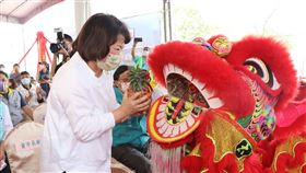 ▲市長黃敏惠給鳳梨（圖／嘉義市政府提供）