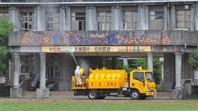 宜蘭羅東國中2代課教師確診  校園全面清消宜蘭縣羅東國中傳出2名代課教師確診後，縣內醫療單位30日緊急進駐校園，為全校1700名師生全面篩檢，縣府環境保護局也針對校內外展開清消。中央社記者沈如峰宜蘭縣攝  111年3月30日