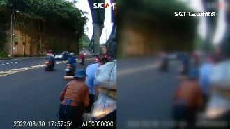 婦回收物掉滿地　客運打橫擋車急幫忙