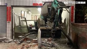 南投草屯貨車載怪手衝入透天厝，駕駛說剎車失靈。（圖／翻攝畫面）