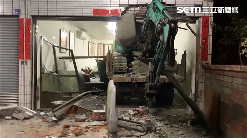 貨車載怪手高速衝民宅　撞擊畫面曝光