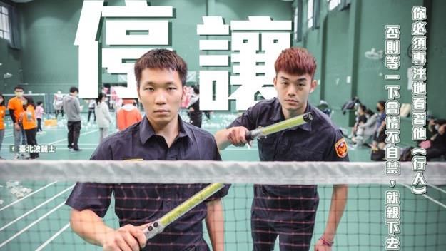 麟洋化身警察　與北市警宣導路口安全