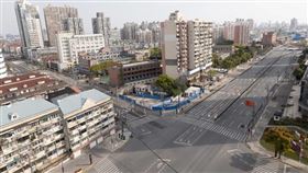 上海浦西1日起實施封控，民眾不得出戶。圖為1日上海楊浦區街道上不見人流與車輛。（圖／中新社）
