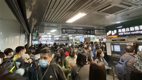 高鐵電力異常！發車時間皆未定　台北、南港站大廳擠爆。北車