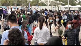 高雄左營站外，今日傍晚有數百名乘客要轉搭接駁車改往台南高鐵站。翻攝畫面