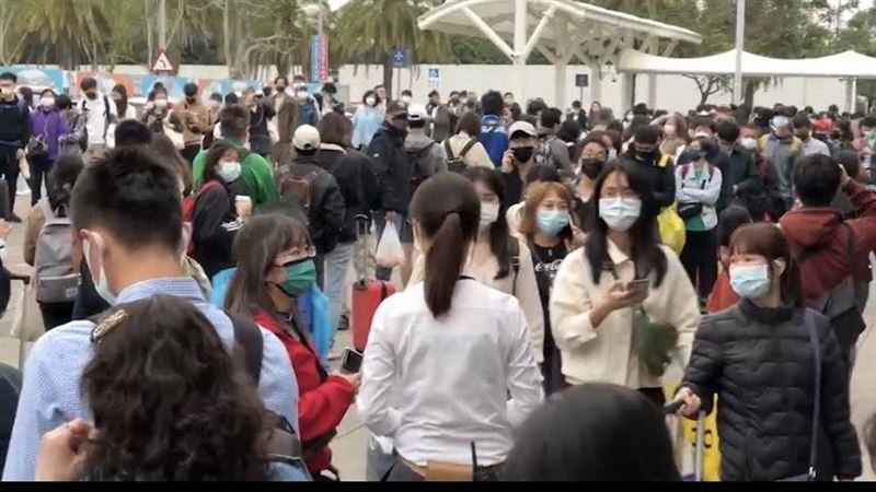 返鄉受阻！高鐵左營站外民眾塞爆廣場