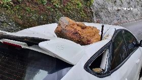 文 落石掉砸車1800