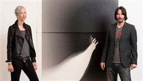 基努李維2019年認愛與藝術家女友公開現身各場合。（圖／翻攝自X Artists' Books IG）