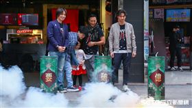 《咒》柯孟融（藍衣）、高英軒（圍巾）、阿Q（眼鏡）、林敬倫（灰衣者）、黃歆庭。（圖／記者楊澍攝影）