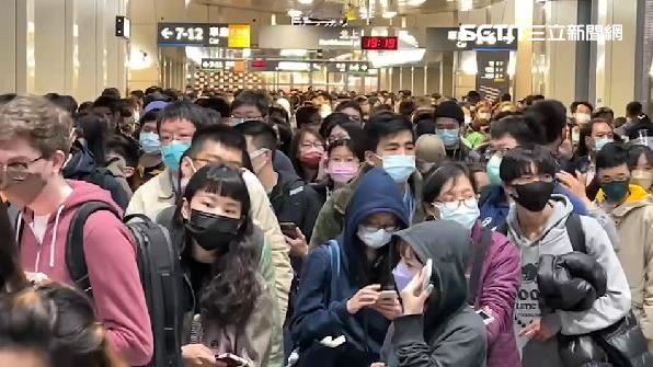 民眾擠爆接駁車　高鐵：1年內可退票