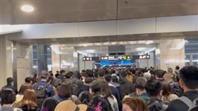 高鐵大誤點！千人擠爆台南站恐怖群聚。（圖／翻攝自記者爆料網）